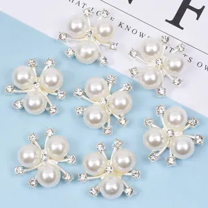 Makroaufnahme von 8 Perlen- und Strass-Schmuckstücken für DIY-Handwerk und Mode