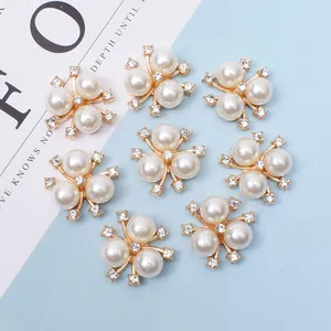 Detail von Perlen und Strass Blumen-Applikationen für DIY Haarschmuck und Kleidung