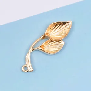 Detailaufnahme goldener Blattanhänger aus Legierung mit feiner Textur für DIY-Schmuck