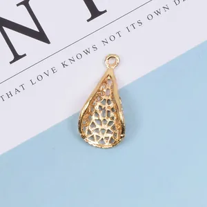 Detailansicht eines hohlen Blattanhängers aus Goldlegierung mit Netzmuster für DIY-Schmuck
