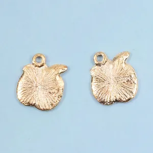 Goldene Apfelanhänger aus Metall mit strukturierter Oberfläche und Ring für DIY-Schmuck