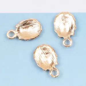 Drei unregelmäßige goldene Muschelanhänger für DIY-Schmuck mit Wellentextur-Kanten