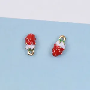 Zwei rote Erdbeere-Anhänger mit goldenen Metallringen für DIY-Schmuckherstellung
