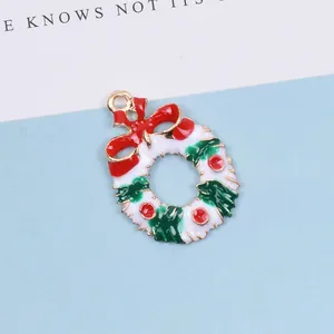 Detailansicht eines Weihnachts-Kranz-Anhängers mit roter Schleife für DIY Schmuckbau