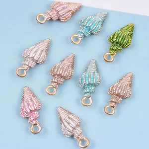 Bunte Muschel-Anhänger mit Goldringen für DIY-Schmuck, Armbänder und Halsketten