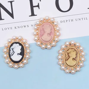 Ovale Vintage-Kamee-Anhänger mit Goldlegierung und weißen Perlenbordüren in drei Farben