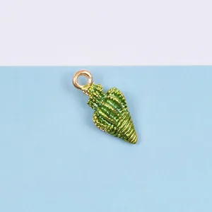 Detailansicht eines grünen Muschel-Anhängers mit Goldöse für DIY-Schmuck und Basteln