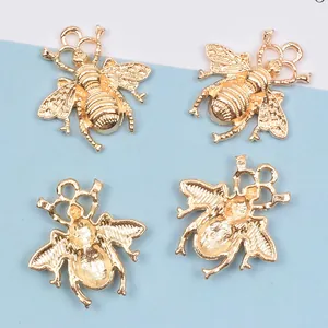 Vier goldene Bienen-Anhänger aus Legierung für DIY-Schmuck und Haarschmuck
