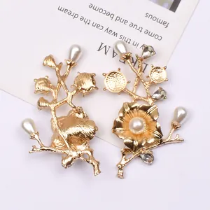 Goldenes Blatt und Blumenlegierung Zubehör mit weißen Perlen und Strass auf Karte