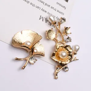 Detail von Vintage-Ginkgoblatt- und Blumen-Broschen in Gold mit Perlen und Strasssteinen