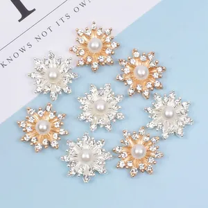 Detailansicht von Perlen- und Strass-Schneeflocken-Anhängern für DIY-Schmuck und Haarschmuck