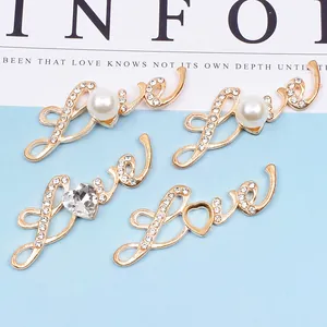 Goldene 'Love' Anhänger mit Strasssteinen, Perlen und Herzdesigns für Schmuck