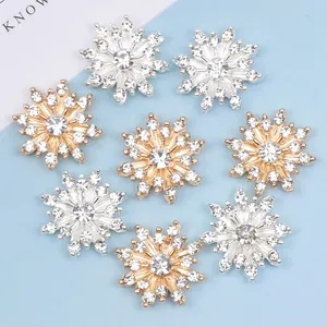 Detailliertes Makro von Gold- und Silberschneeflocken-Anhängern mit Strass für DIY-Bastelarbeiten