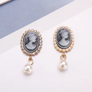 Detail von Vintage Kamee Anhängern mit Strass und weißen Perlen für DIY Schmuckstücke