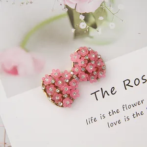 Rosa Blumen-Schleifen-Accessoire mit weißen Strasssteinen auf Goldlegierung für DIY-Handwerk