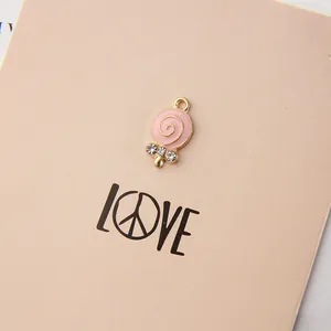 Mini-Lollipop-Anhänger in Pink mit Goldbeschichtung und glänzenden Kristallen