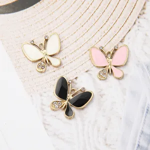 Drei goldene Schmetterlingsanhänger mit Emailleflügeln und Strasssteinen für DIY Schmuck