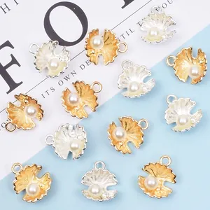 Set aus goldenen und silbernen Muschelanhängern mit Perlen für DIY Schmuck und Basteln