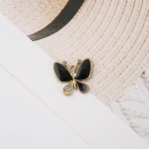Makroaufnahme: Schmetterlingsanhänger in Gold mit schwarzer Emaille und Strass für DIY-Schmuck