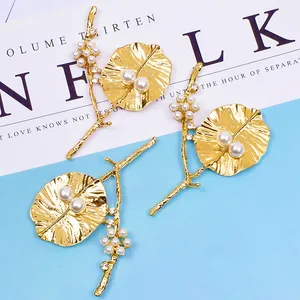 Eleganter Ginkgoblatt-Schmuck in Gold mit weißen Perlen und glitzernden Strasssteinen
