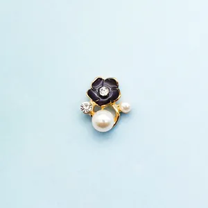 Makroaufnahme: Lila Emaille-Blume mit Perlen und Strass für DIY-Haarschmuck