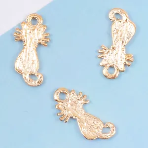 Drei goldene Katzenanhänger aus Metall für DIY-Schmuck mit strukturierter Oberfläche und Ösen
