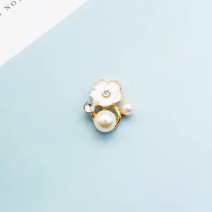 Detail eines Blumen-Haar-Accessoires mit Emaille-Blütenblättern, Strass und Perlen