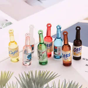 Gedetailleerd overzicht van kleurrijke miniatuur bierflesjes van hars voor DIY