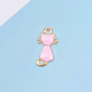 Detailansicht eines rosa Emaille-Katzenanhängers mit Goldrand für DIY-Schmuckherstellung