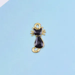 Detailansicht von schwarzem Emaille-Katzenanhänger mit Goldrand für DIY-Schmuck
