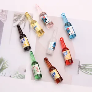 Set van 8 kleurrijke hars mini-bierfles bedeltjes voor DIY sieraden en oorbellen maken
