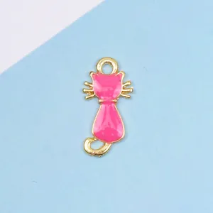 Detailansicht von rosa Emaille-Katzenanhängern mit goldener Legierung für DIY-Schmuck