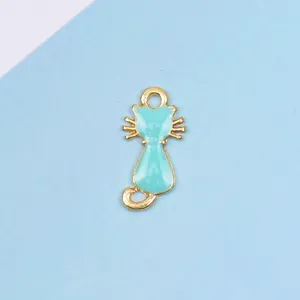 Detail eines hellblauen Emaille-Katzenanhängers mit Goldmetallrahmen für DIY-Schmuck