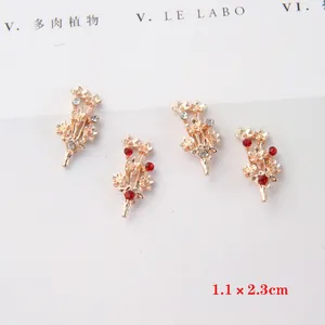 Goldene Blumen-Legierungsanhänger mit roten und weißen Strasssteinen für DIY-Schmuck