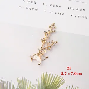 Detail von 2# goldenem Schmetterlings-Haarschmuck mit weißer Emaille und Kristallen