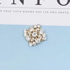 Detailansicht quadratischer Strass-Anhänger mit Goldbasis und klaren Kristallen