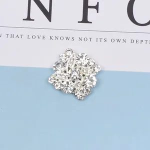 Makro-Detail des quadratischen Strass-Legierung-Anhängers mit glitzernden Kristallen
