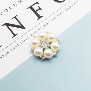 Makro-Detail des Perlenblumen-Legierungszubehörs mit funkelnden Kristallen für DIY-Haarschmuck