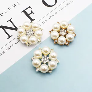 Blumen-Perlen Haarschmuck mit silbernen und goldenen Metallbasen und Strasssteinen