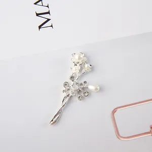 Nahaufnahme von silbernem Haarschmuck mit weißen Perlen und glitzernden Straßsteinen