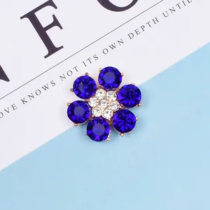 Vista macro di fiori di strass blu con base in metallo dorato per decorazione capelli fai-da-te