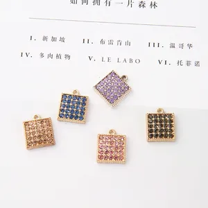 Set mit fünf bunten quadratischen Legierungsanhängern mit Strasssteinen für DIY-Schmuck