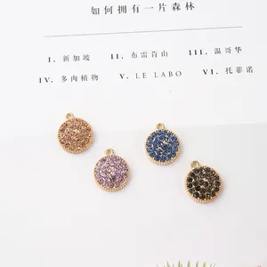 Makroaufnahme von runden Voll-Diamant-Anhängern in vier Farben mit Gold-Metallsockel