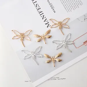 Vue détaillée de breloques libellules en métal or et argent pour bijoux artisanaux