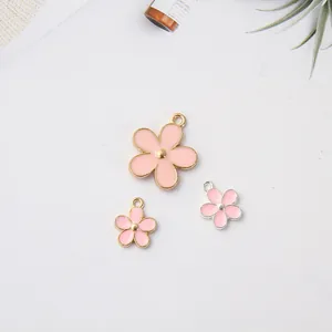 Vue détaillée des breloques fleurs de marguerite roses pour la création de bijoux DIY