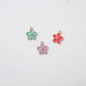 Trois pendentifs marguerites en émail bleu, violet et rose pour bijoux DIY créatifs