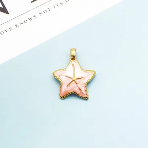 Detalle macro del colgante de estrella de mar rosa con bordes dorados para joyas DIY