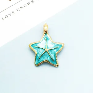 Macro de colgante de estrella de mar en esmalte azul y borde dorado para joyería
