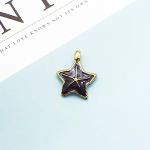 Detalle macro de dije de estrella de mar de esmalte morado con base dorada para joyas