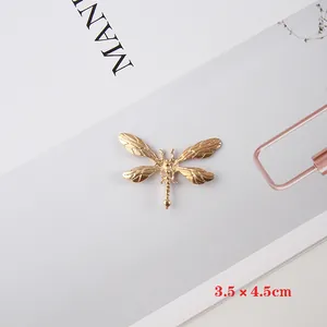 Vue détaillée d'un accessoire libellule dorée, 3,5 x 4,5 cm, pour ornements de mariée DIY